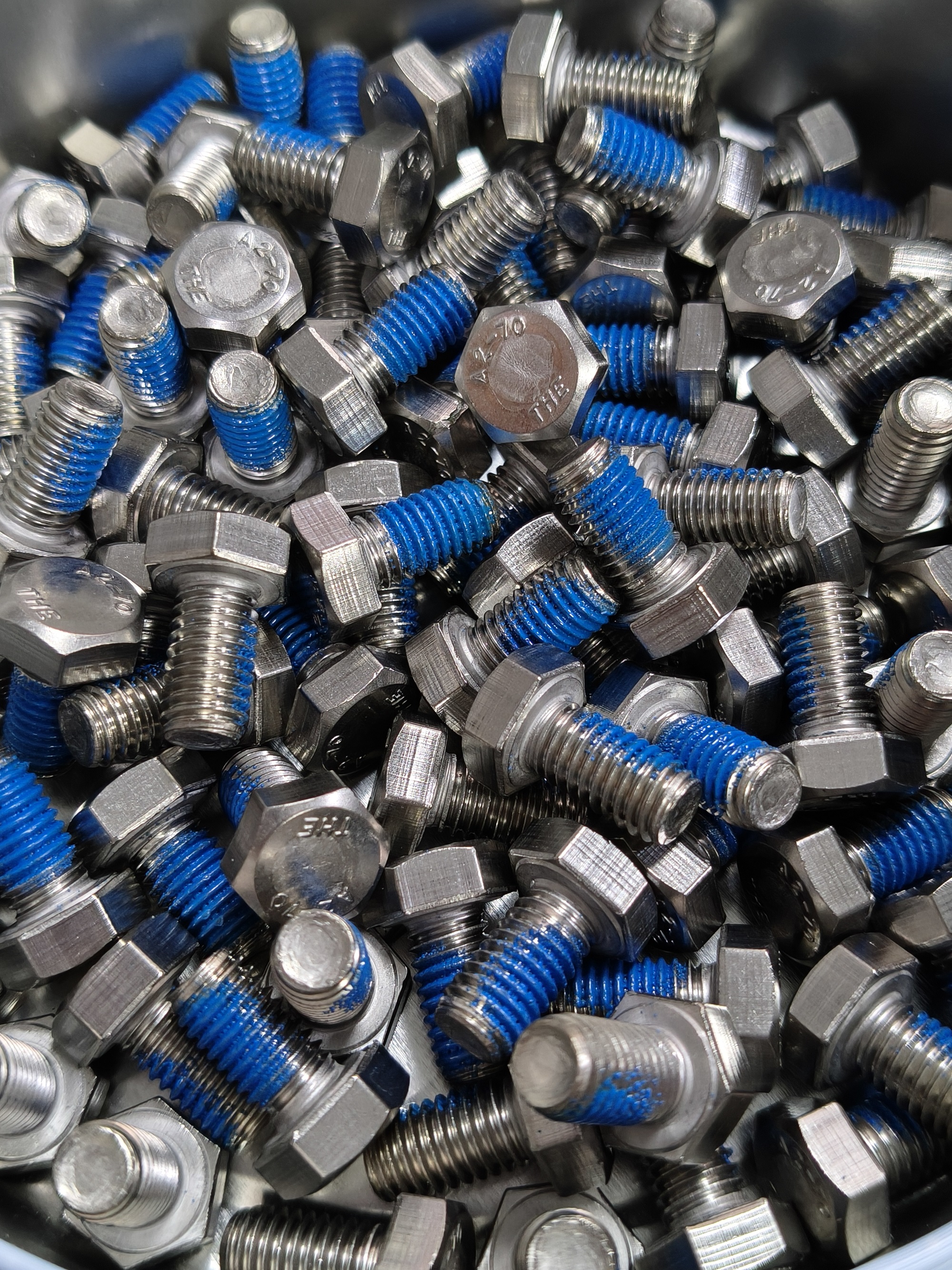 나사 고정 접착제가 화학 접착제와 나일론 접착제로 분류되는 이유는 무엇입니까?