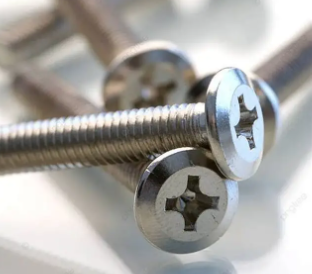 마르텐사이트 나사와 오스테나이트 나사의 성능 비교